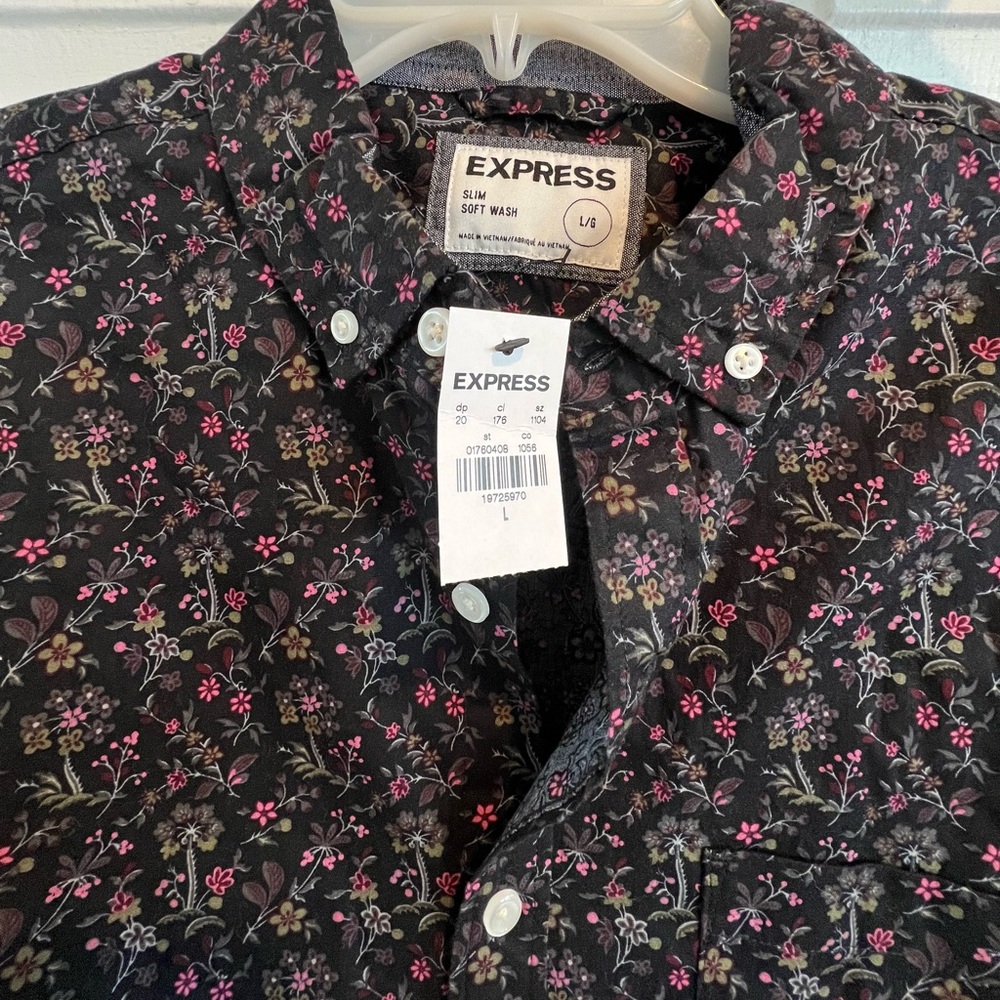 NWT🌸EXPRESS🖤Pink Floral Pattern on Long Sleeve Black Button Down Shirt